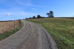 Javna pot JP620-411 v Markovcih mimo pokopališča